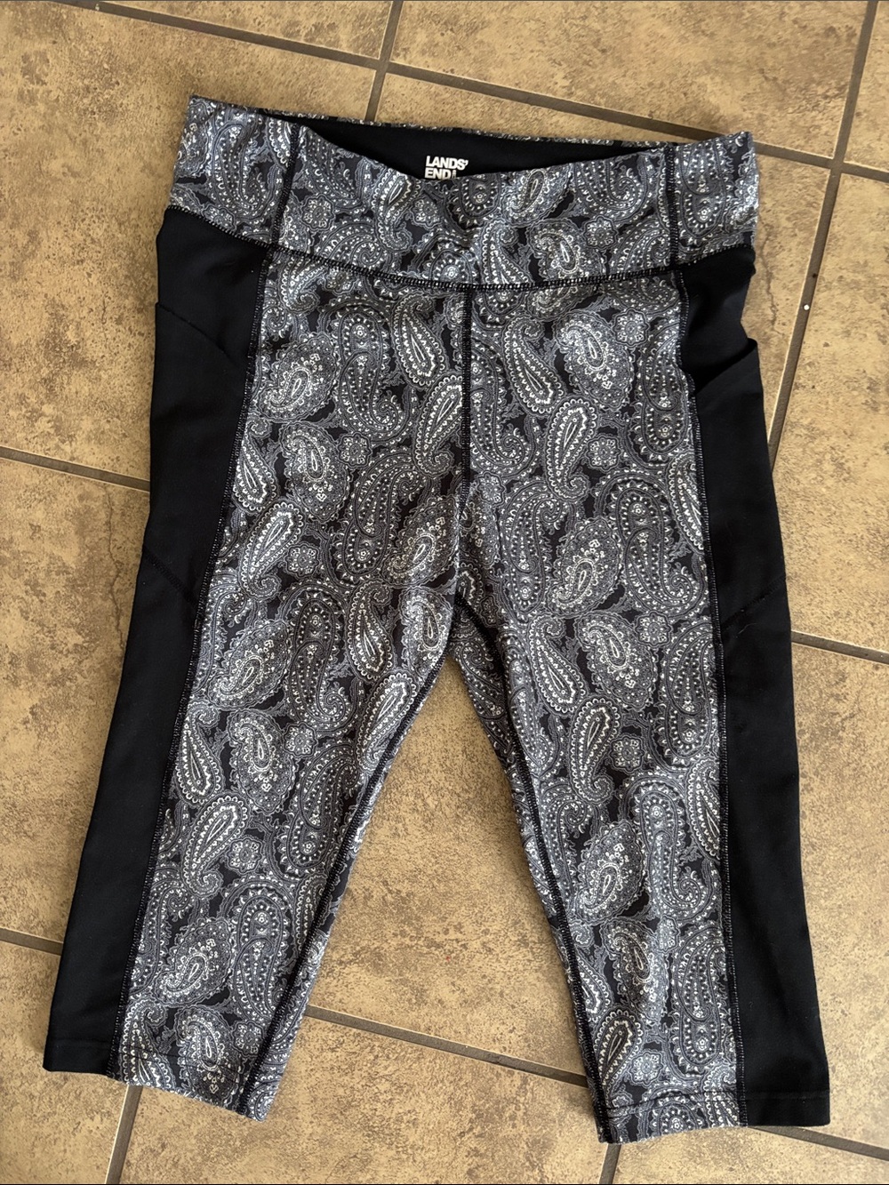 Land’s End Paisley Print Athletic Capris Size Large